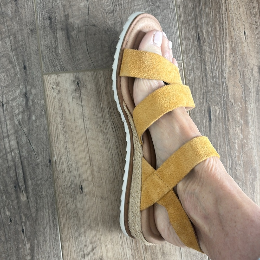 Sandals - Picture 2 of 4